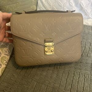 Louis Vuitton Pochette Metis Turtledove beige Missing Long Strap Used Condition